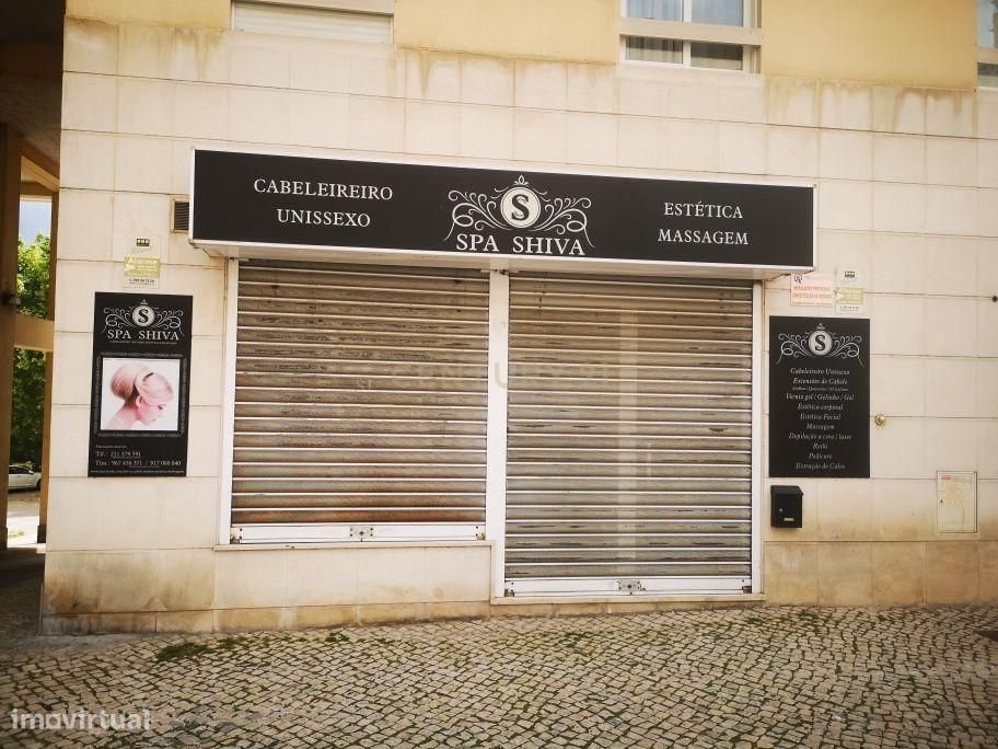 Loja para arrendamento com 99m2 na Quinta do Castelo, em Santa Iria de