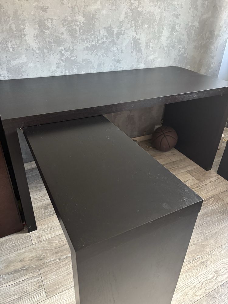 Biurko Ikea z wysuwanym panelem