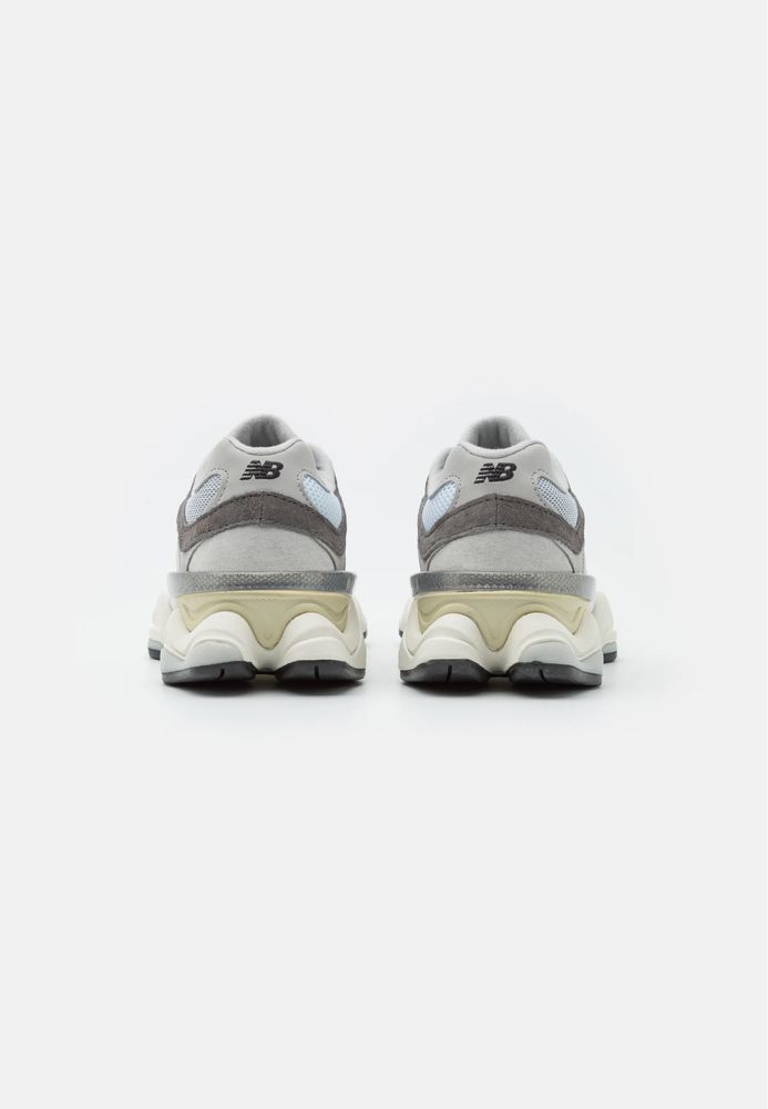 Кросівки жіночі New Balance 9060 sneakers in gray multi