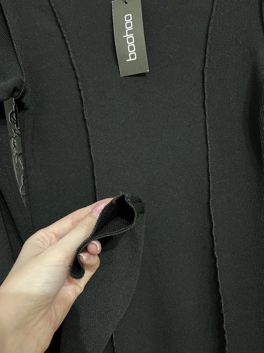 Чорне приталене плаття в рубчик бренду Boohoo, розмір xs,34-36