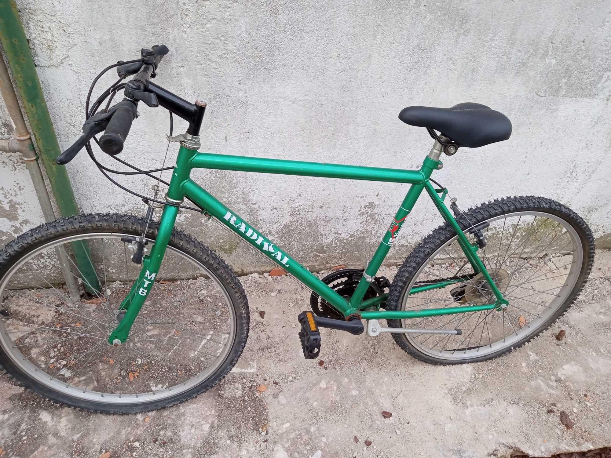 Bicicleta usada bem conservado