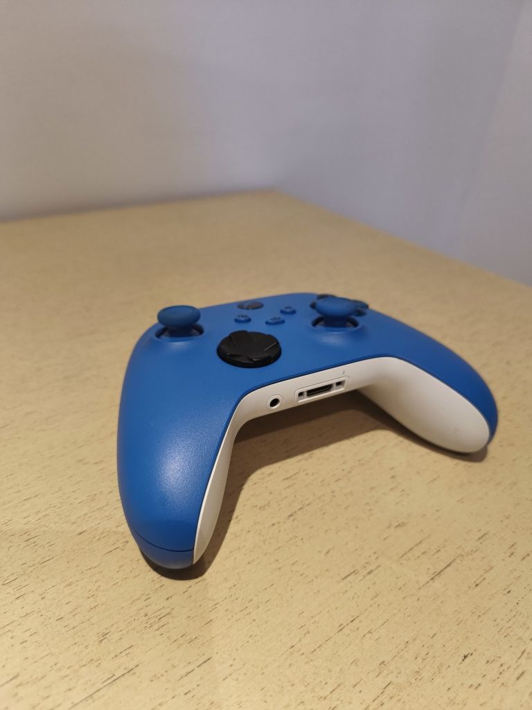 2 kontrolery Xbox series 2 akumulatory oraz stacja dokująca zestaw