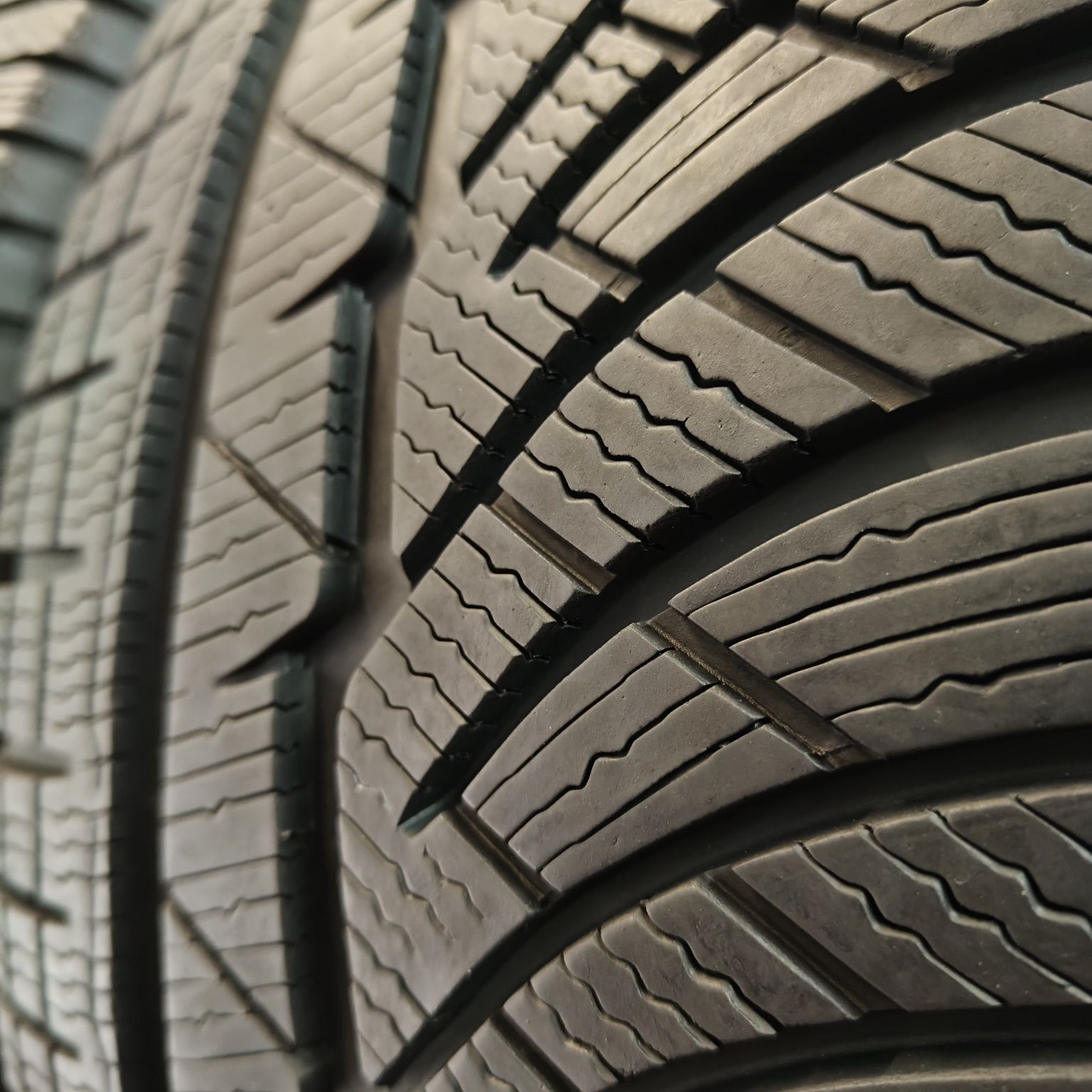 235/45/18 XL Sprzedam parę opon zimowych Michelin