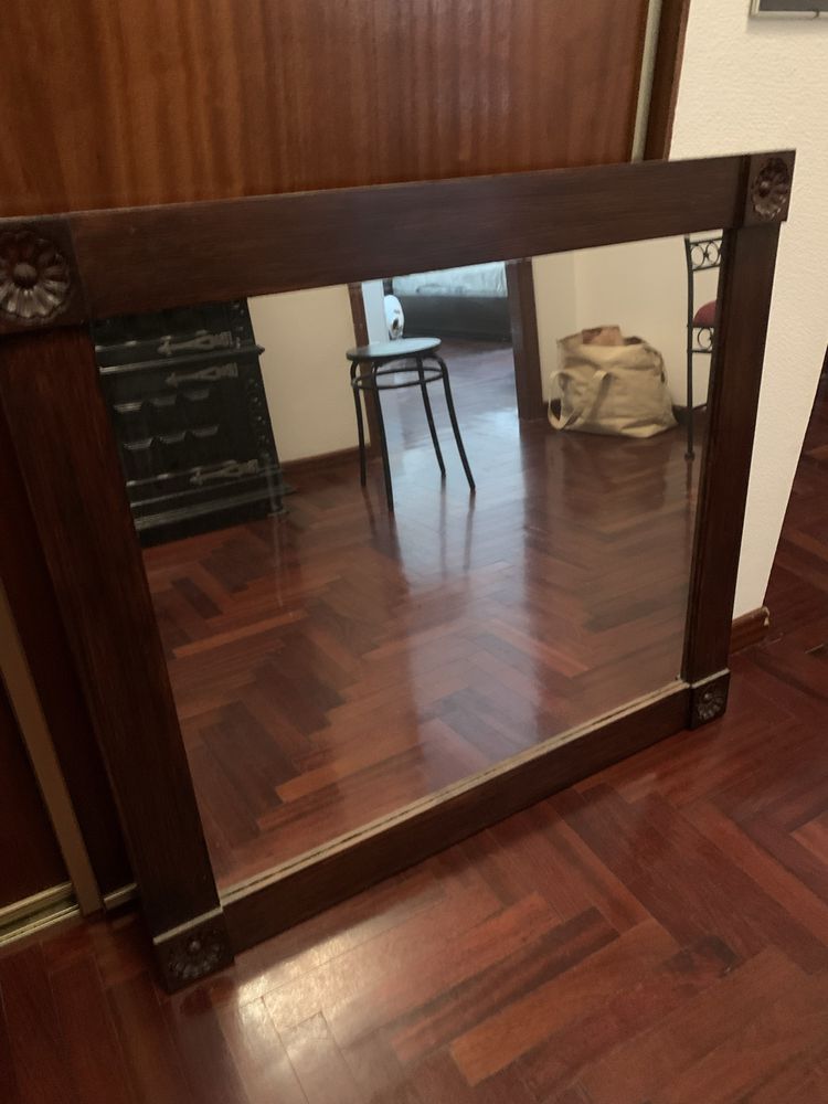 Espelho com moldura em madeira