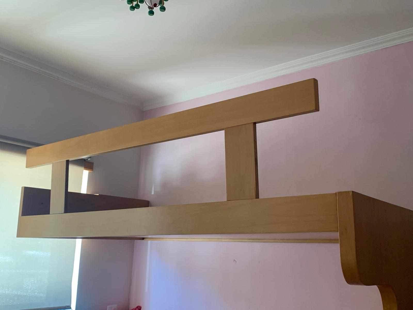 Cama beliche, estrado, colchão, baú, escada com arrumação.