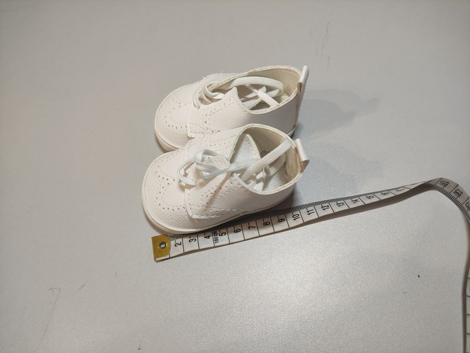 Białe buciki dla chłopca