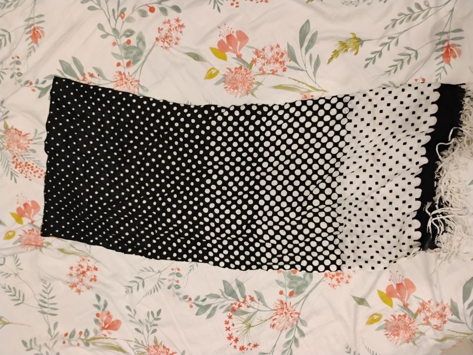 Czarno biały szalik