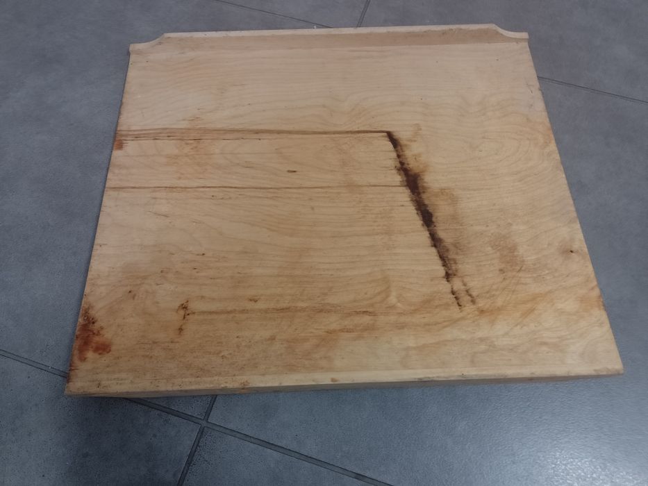 Sprzedam drewnianą stolnicę 60x51 cm.