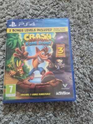 Play Station 4 - 500 MB + 2 pady + 7 gier