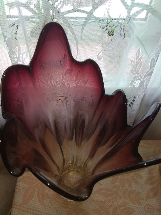 Большая ваза из гранатового стекла. Гутное стекло, ручная работа