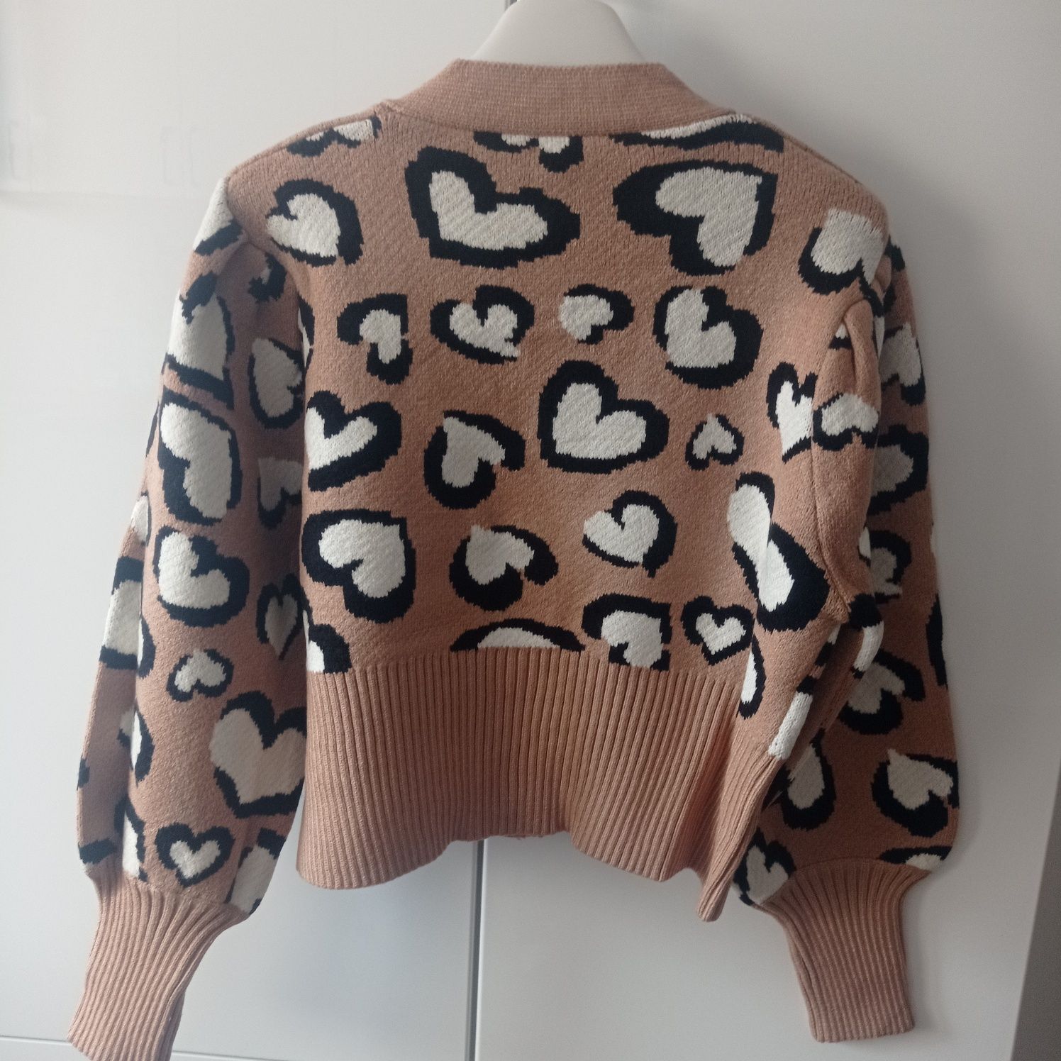 Sweter damski w serca ozdobne guziki