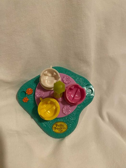 Polly Pocket Rides n Surprises Fun Fair Tea Cup Twirler