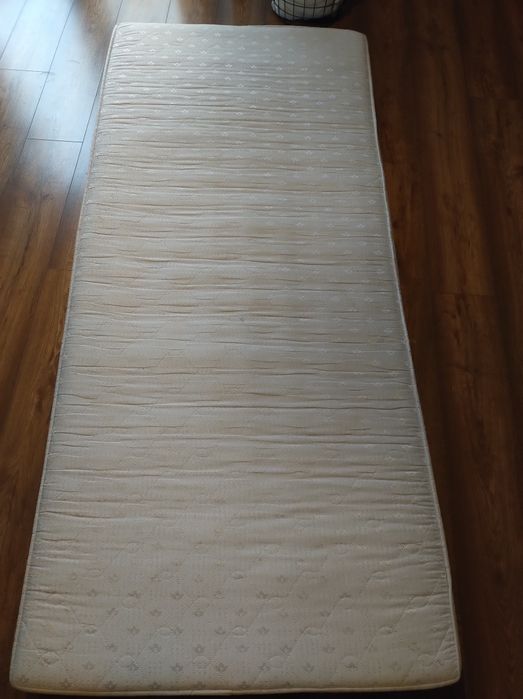 Materac koło 90x200x16cm  łóżka Bruksela