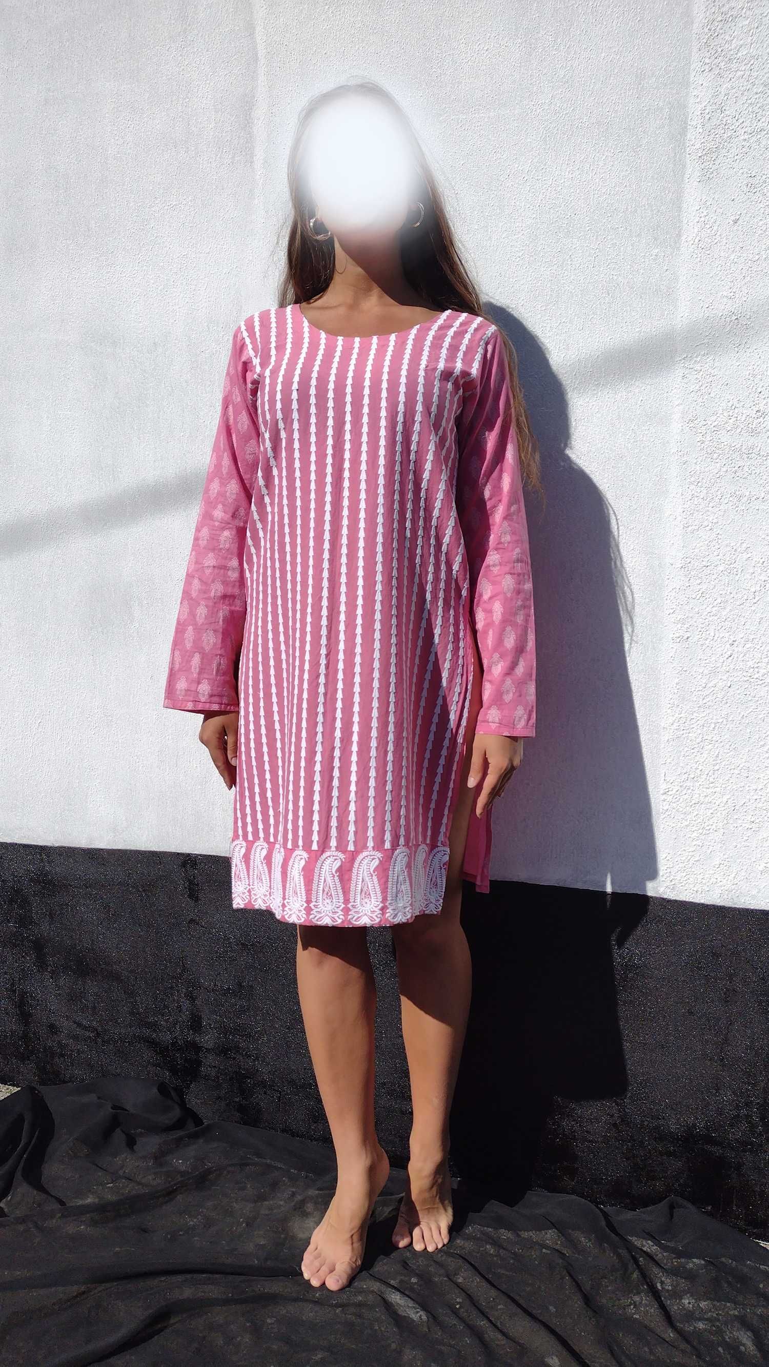 Летнее розовое платье туника с высокими разрезами с вышивкой М