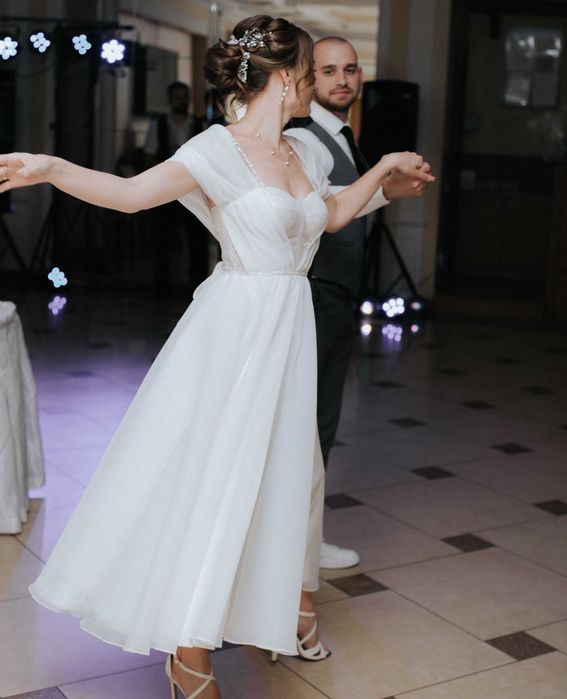 Весільна сукня міді