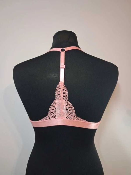 Różowy biustonosz z koronką i zapięciem z przodu