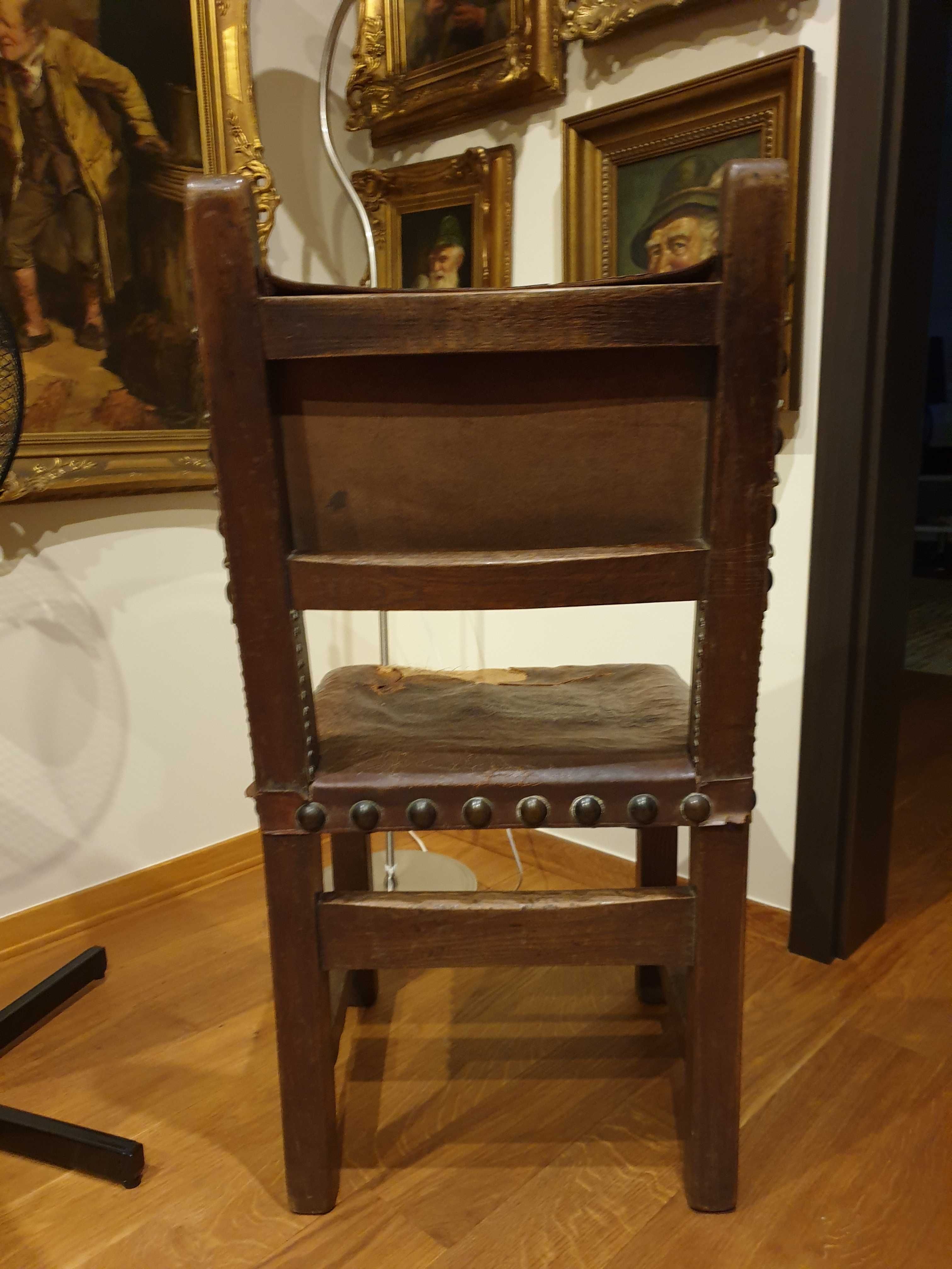 Zabytkowe drewniane krzesło z okresu międzywojennego