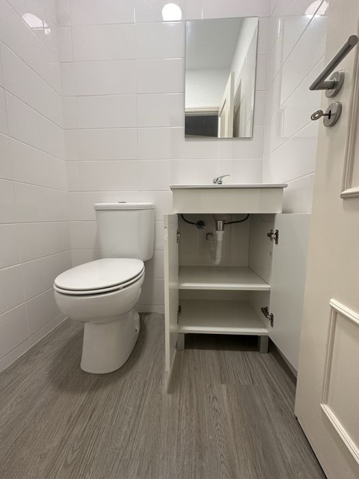 Movel de casa de banho com espelho e torneira