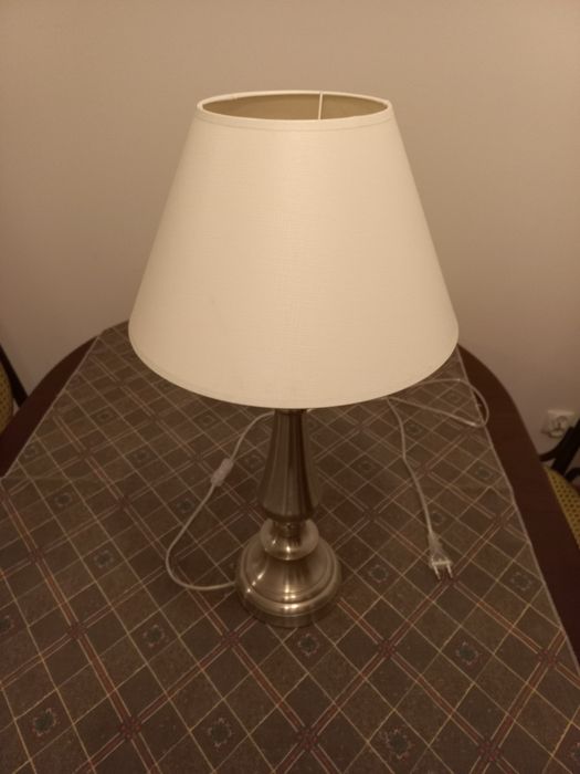 Metalowa lampa stojąca