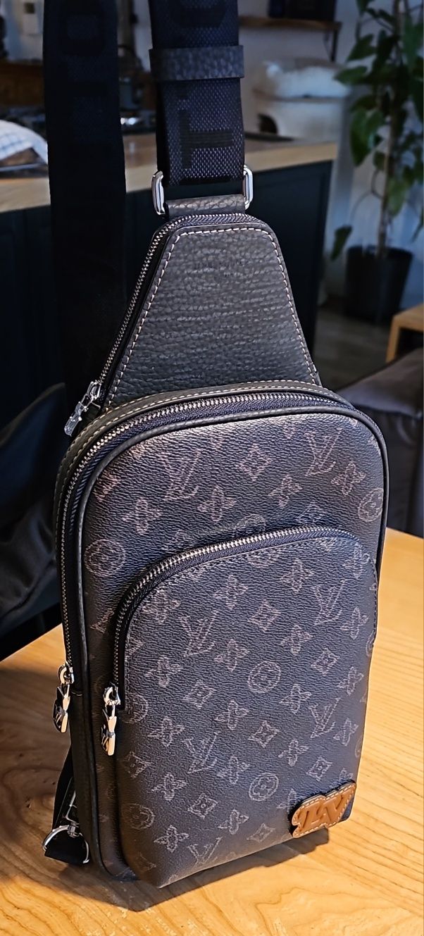 Louis Vuitton Avenue SLING BAG