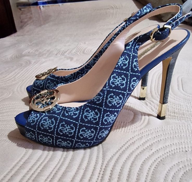 Sapato de salto guess