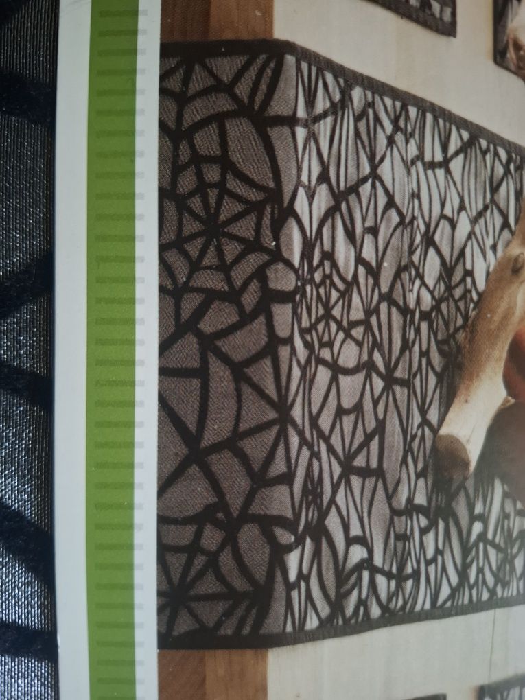 Bieżnik na stół czarny że srebrnymi wstawkami