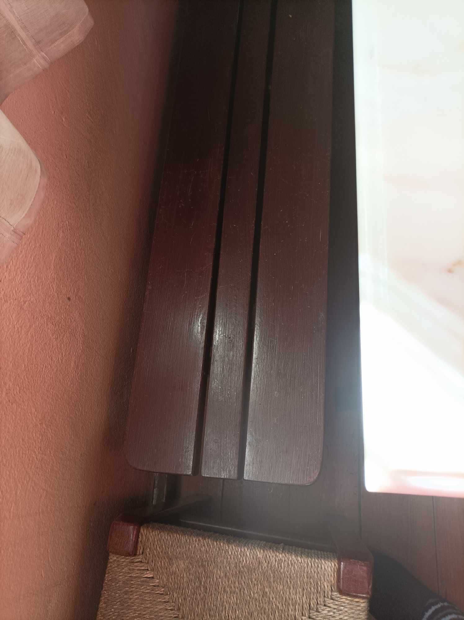 Mesa de madeira com tampo em mármore