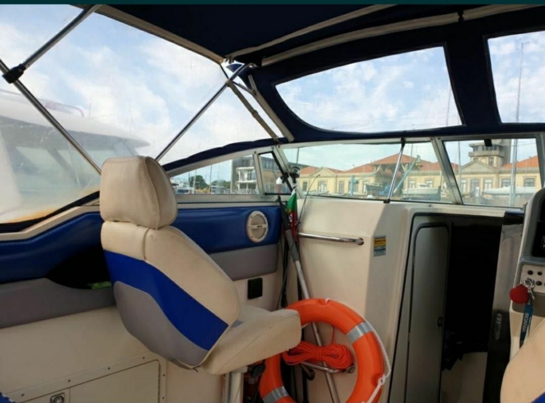 Barco cabinado 7,10m