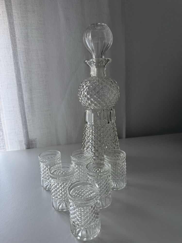 Conjunto de garrafa e seis copos em cristal