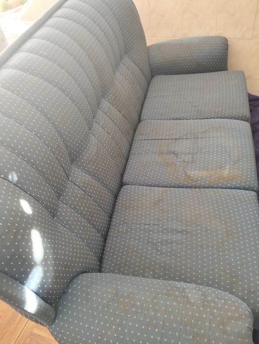 Vendo sofá com um pequeno defeito, um buraco na almofada