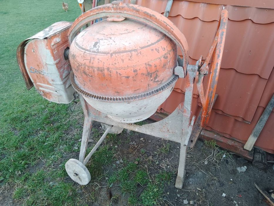 Betoniarka 140 litrów 230v . Lescha