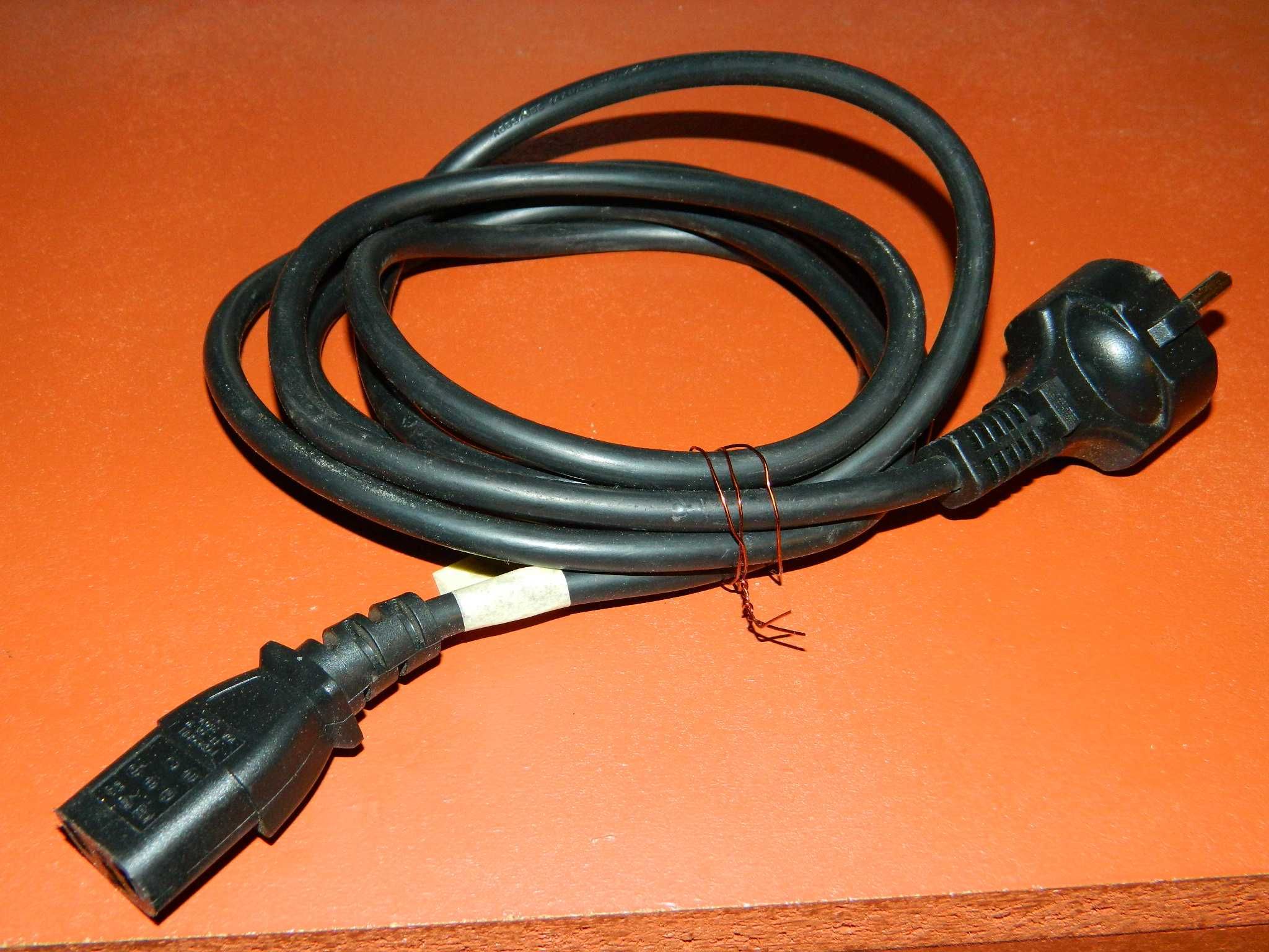 Kabel zasilający do komputera stacjonarnego i innych urządzeń.