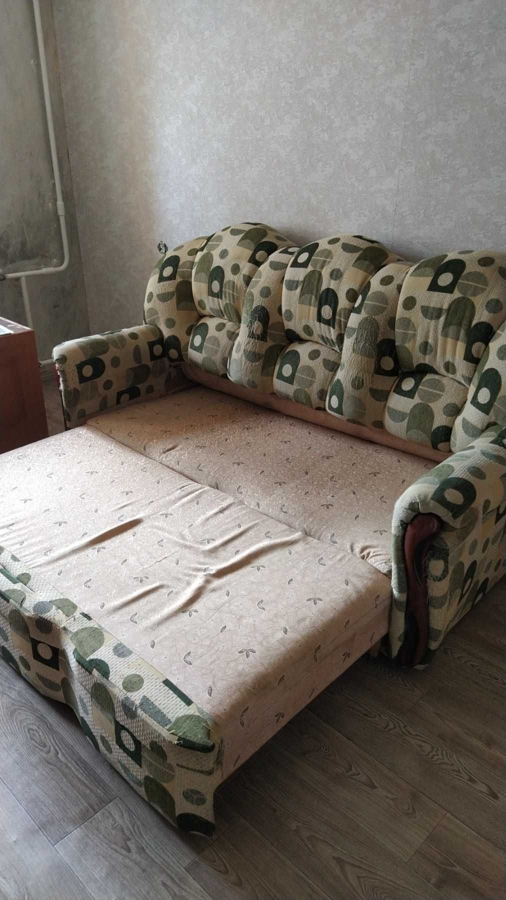 Зручний диван б/в у гарному стані