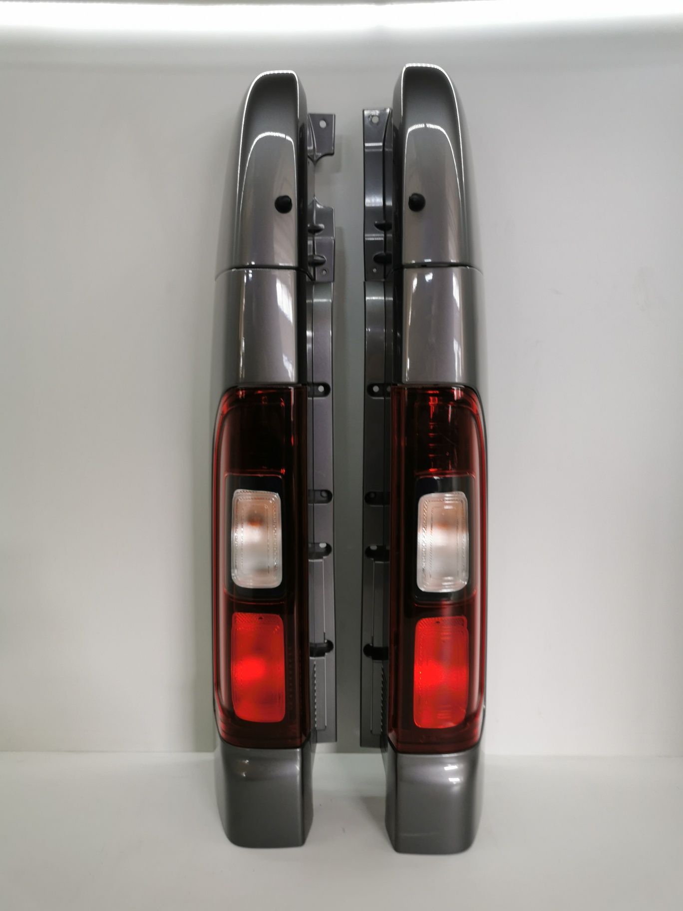 Lampa tylna prawa naroznik Renault Trafic 3 Opel Vivaro B