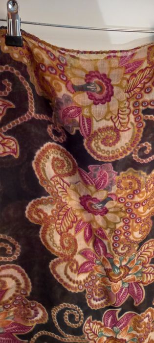 Echarpe em tons preto, castanhos, rosas e verdes, 105x200 cm