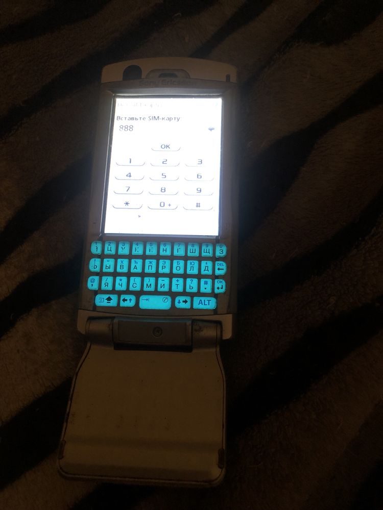 Раритетний мобільний телефон Sony Ericsson P990