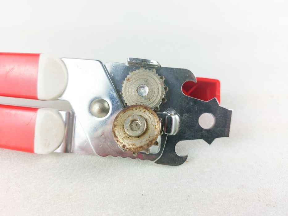 Otwieracz do konserw oraz butelek