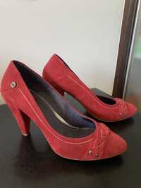 Sapatos vermelhos camurça