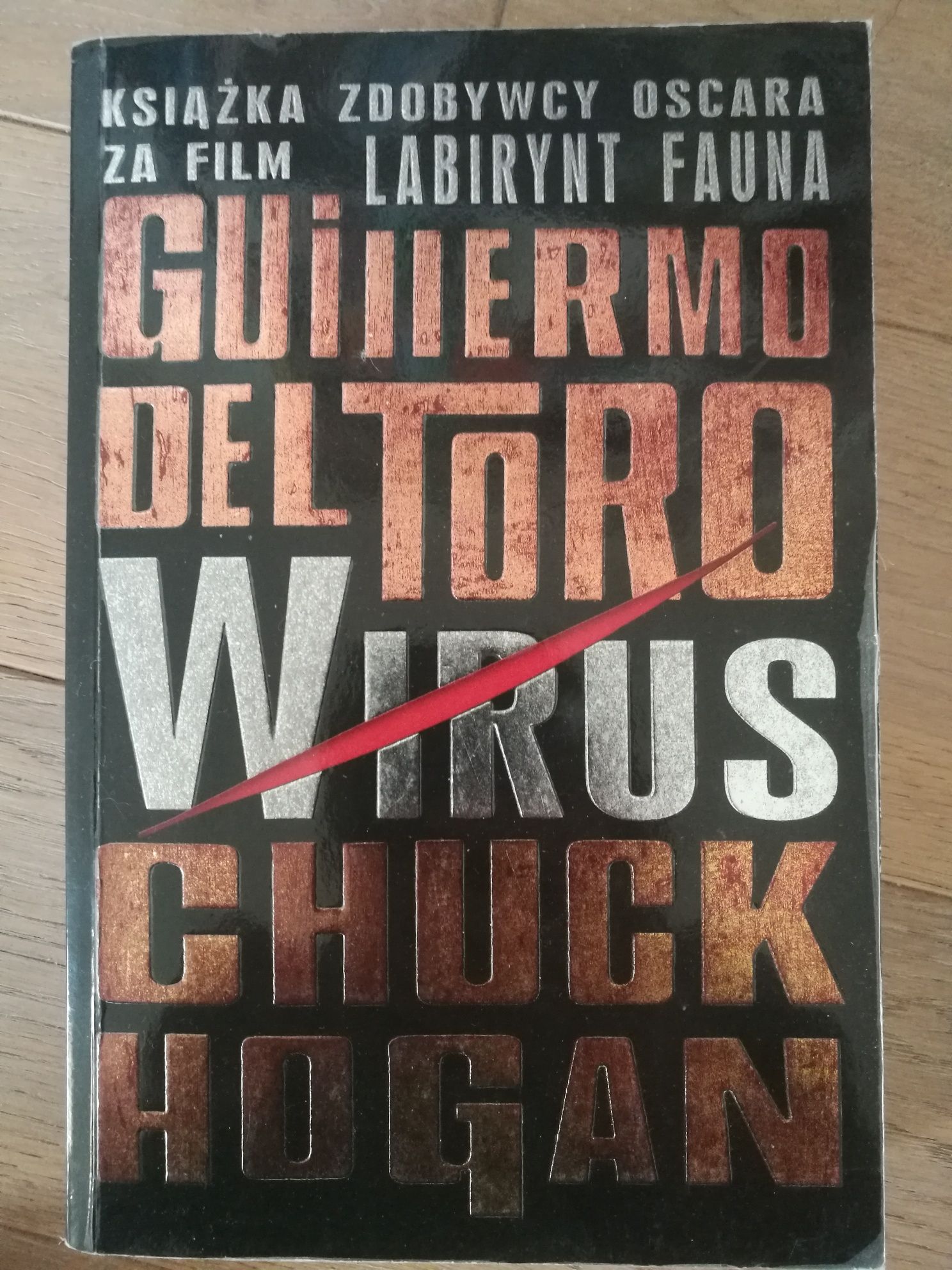 Ksiazka "Wirus" Chuck Hogan, Guillermo del Toro
