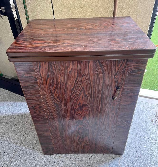 Máquina de costura royat com movel