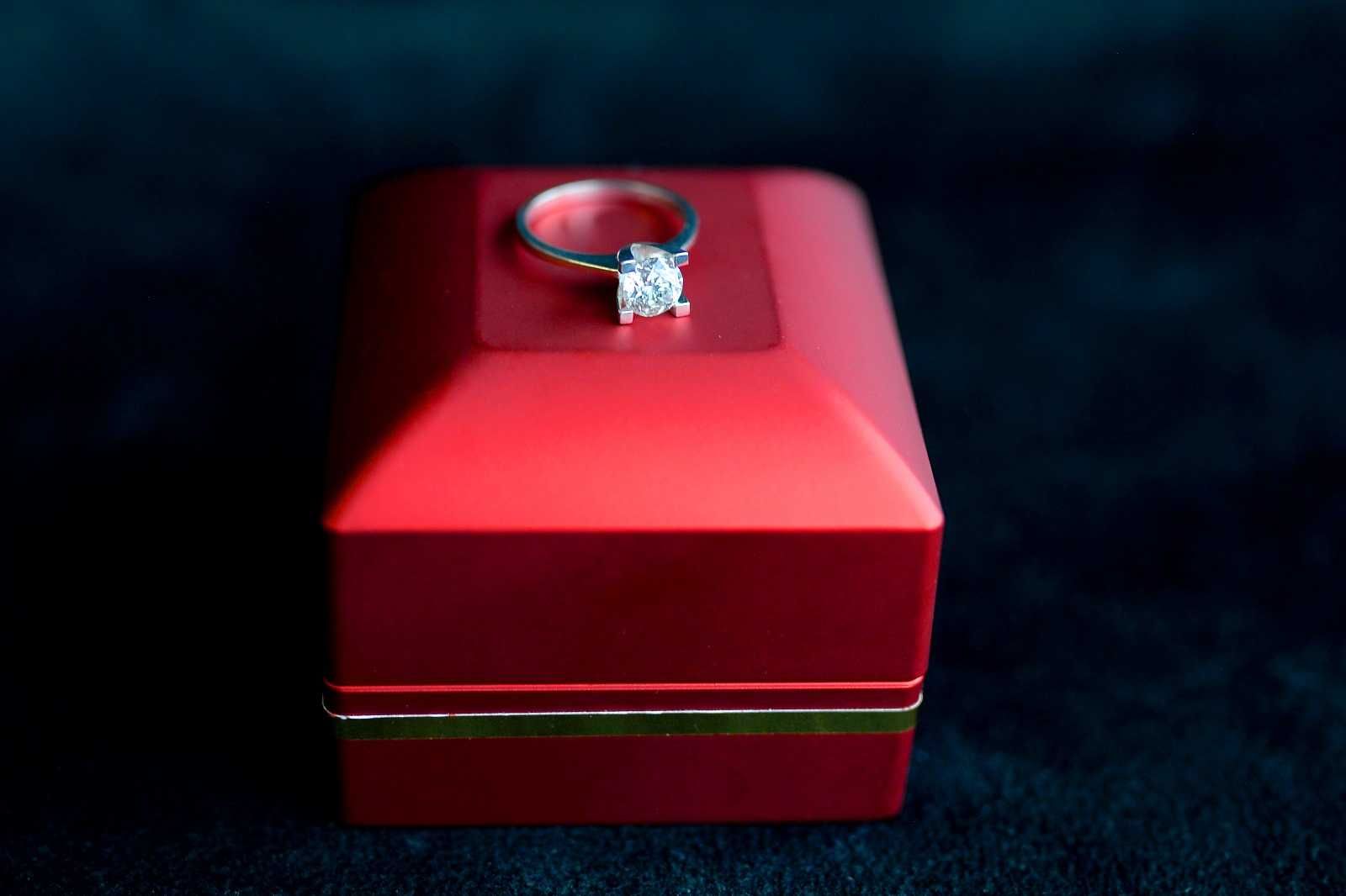 Pierścionek zaręczynowy z brylantem SI2 +F Certyfikat HRD Diament
