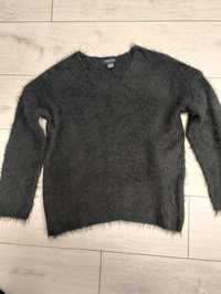 Czarny sweter z włosem firmy Atmosphere rozmiar S