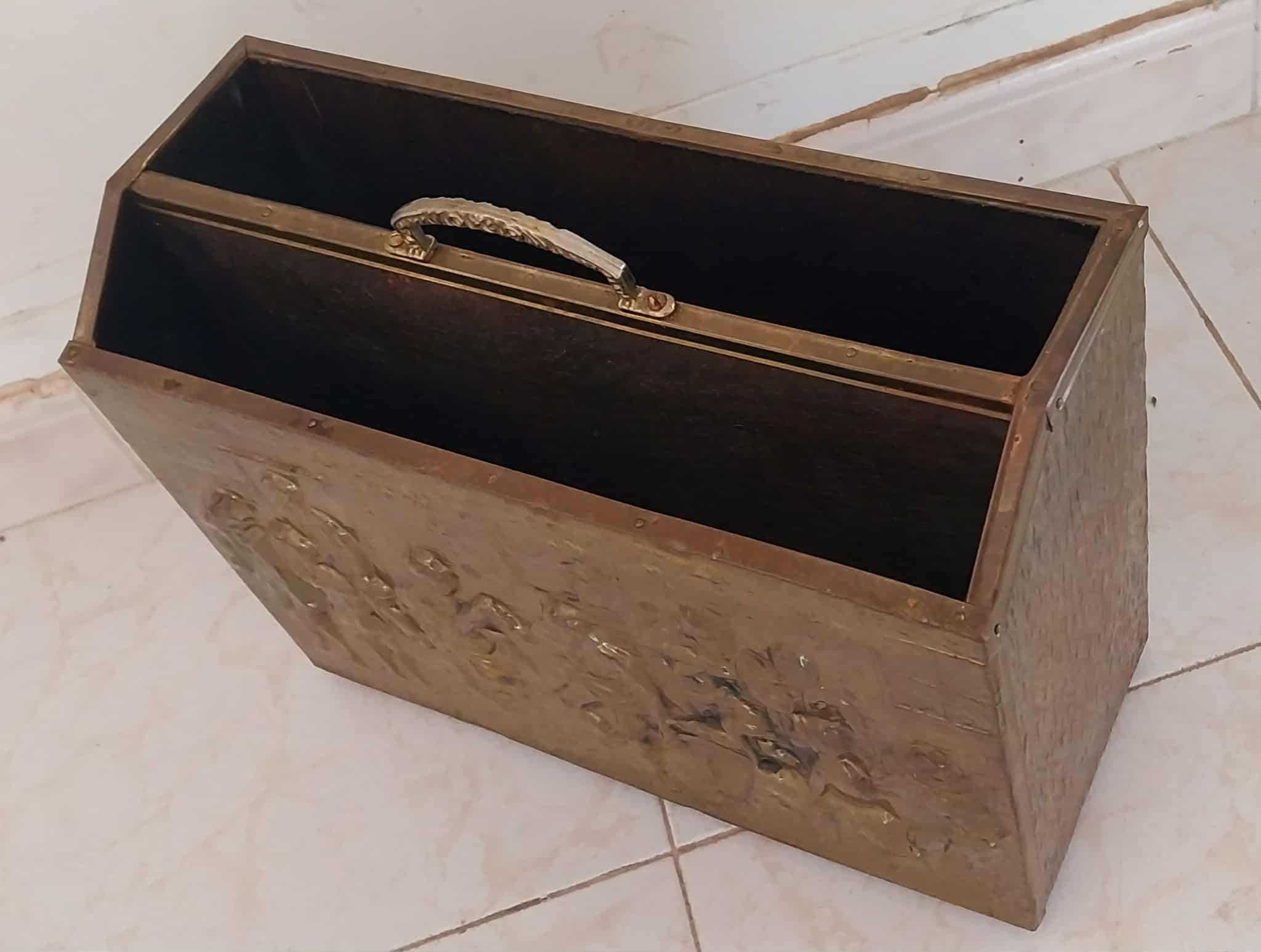 Porta Revistas VINTAGE forrada a Latão c/Figuras em Relevo RESTAURADO!