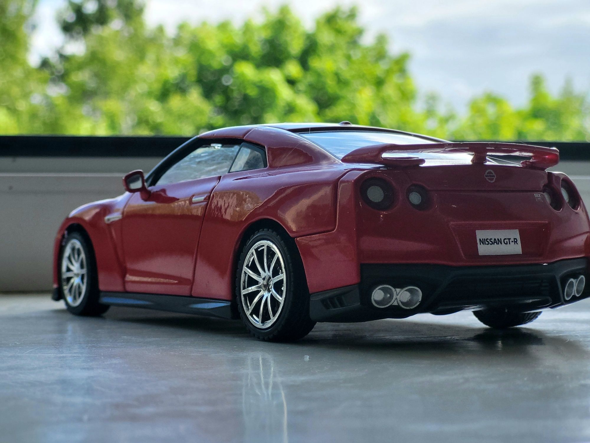 Маштабная модель Nissan gtr burago 1/24