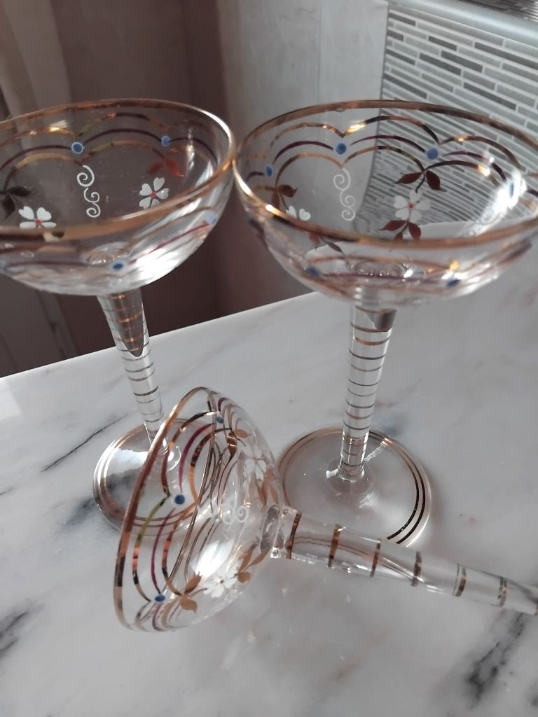 Copos de licor muito  antigos