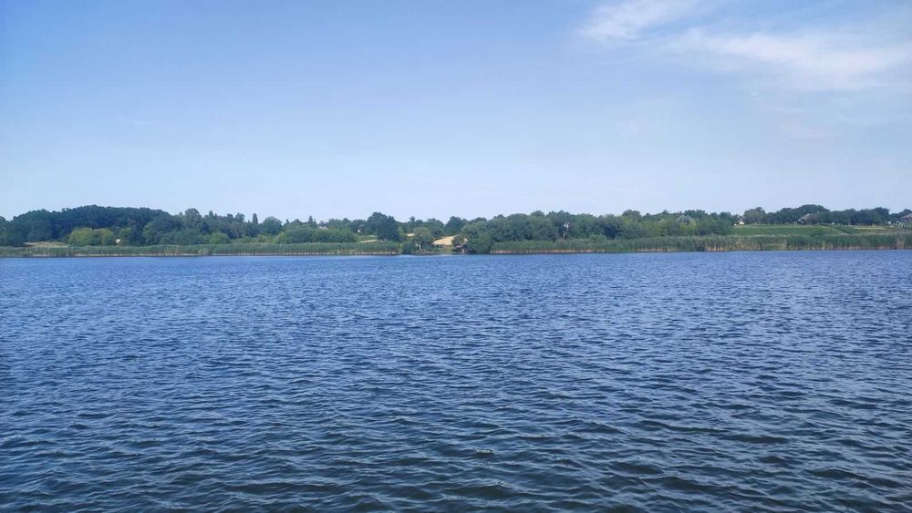 Продаж будинку в мальовничому місці біля водойми з гарним краєвидом