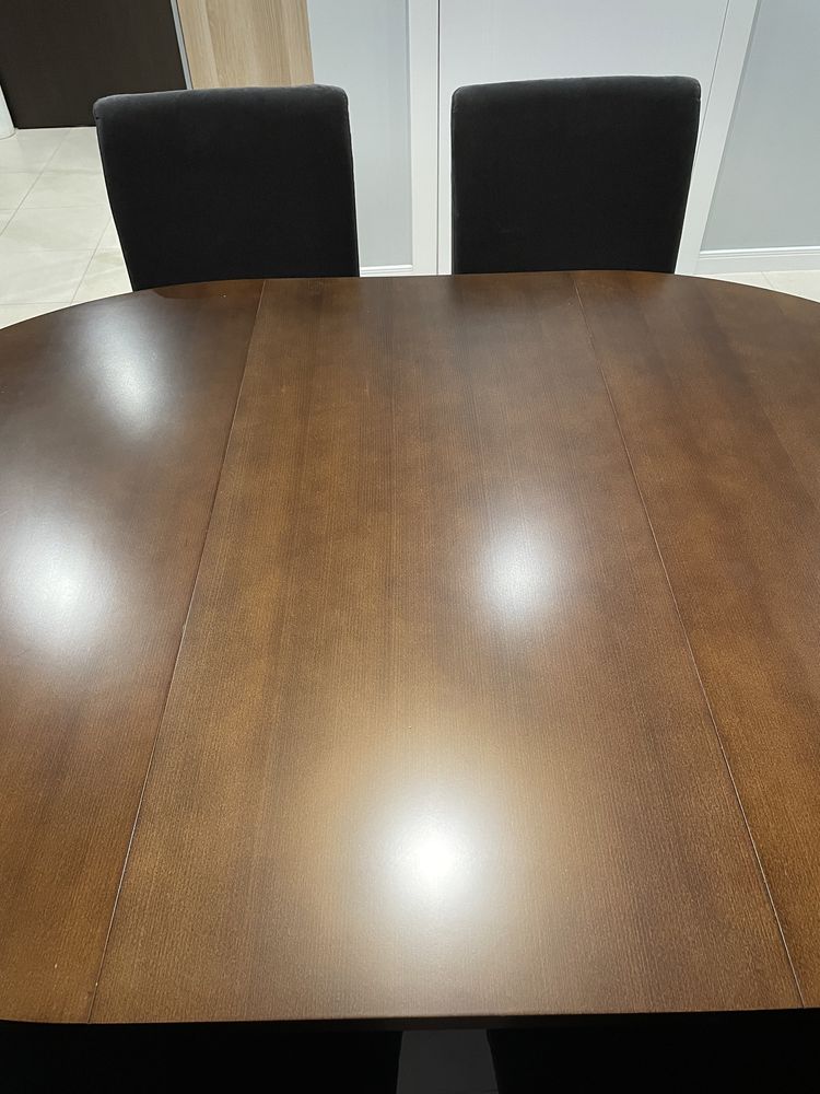 Stół rozsuwany z dodatkowymi wstawkami