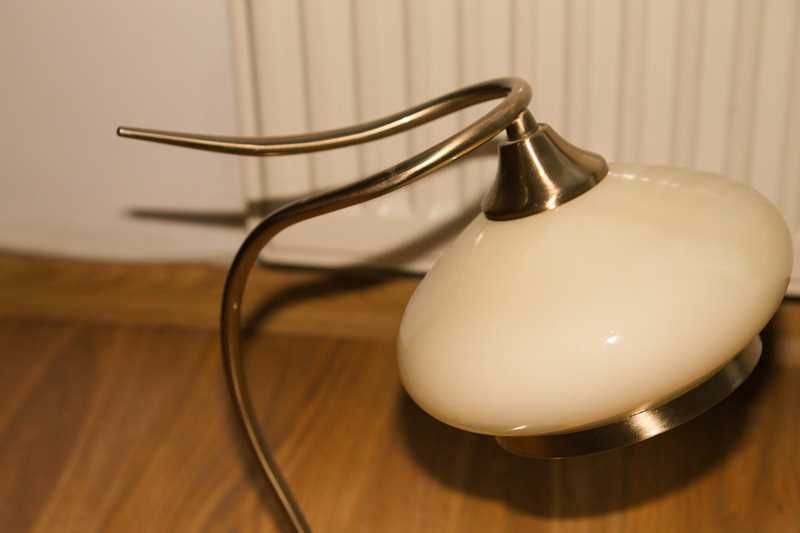 Ładny żyrandol i lampka nocna