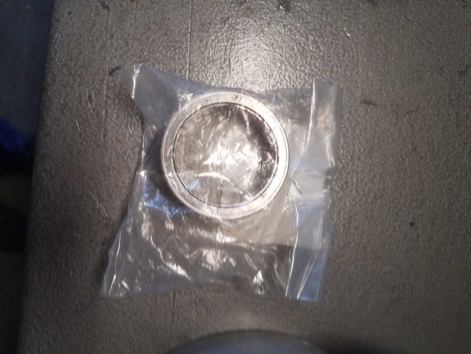 Продаю 
1575A085 Mitsubishi прокладка приемной трубы глушителя