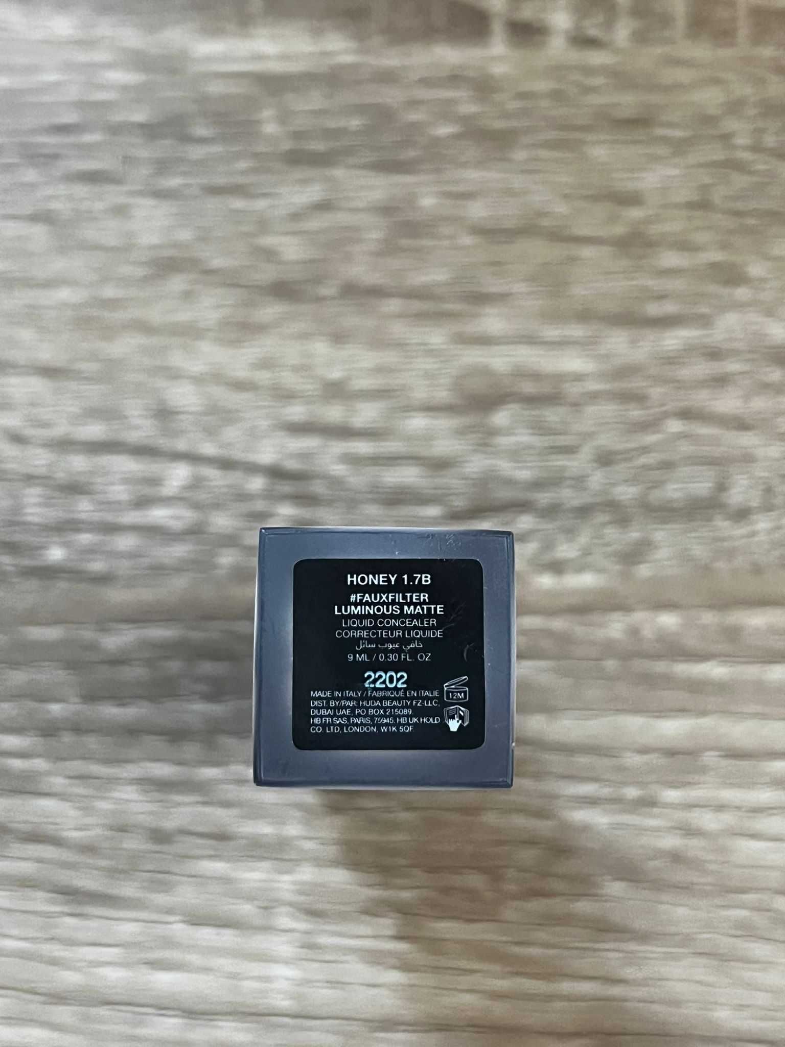 Huda Beauty korektor FauxFilter Luminous Matte Concealer